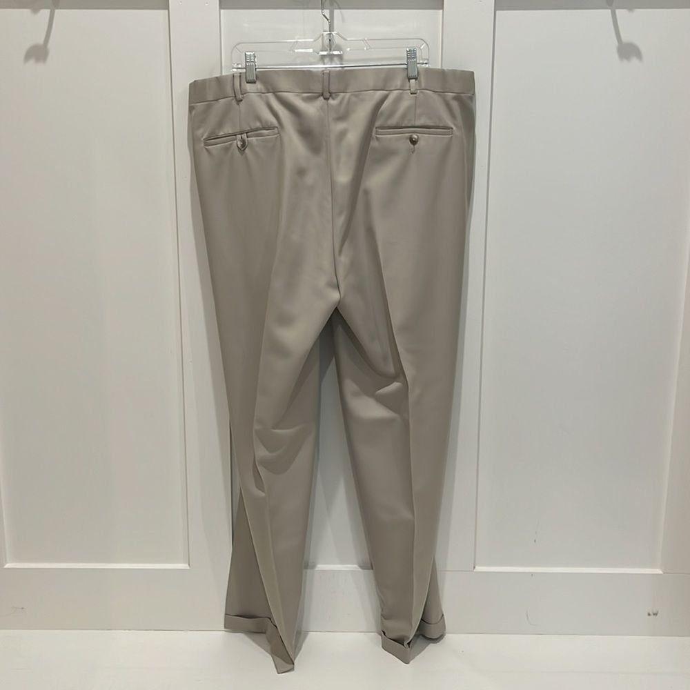 Men's Roundtree & Yorke Easy Care Tan Slacks - Picture 3 of 9